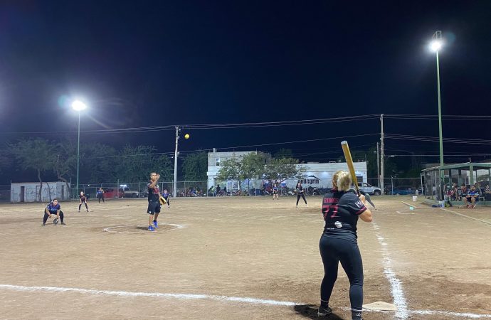 Entrega Lamarque cancha deportiva rehabilitada en alumbrado en la Municipio Libre
