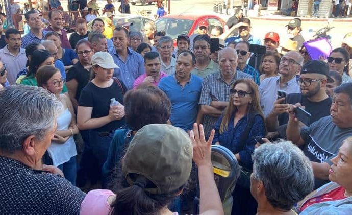 Alcalde autoriza que locatarios vendan en estacionamientos tras clausura de mercado por seguridad