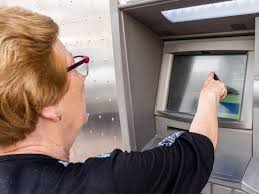 Condusef en Cajeme recomienda a adultos mayores no recibir ayuda en cajeros