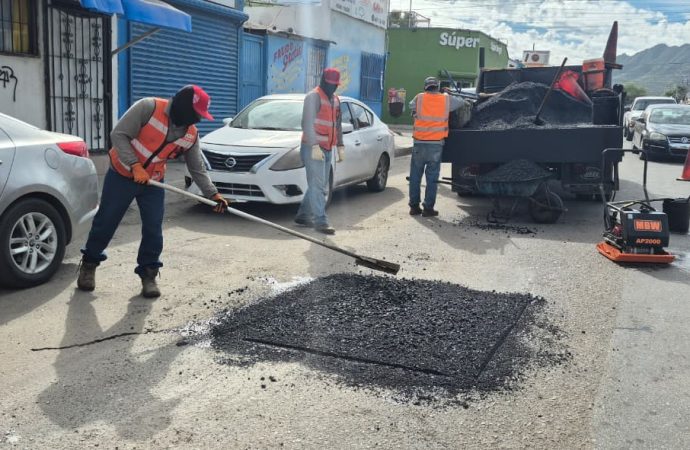 Refuerza Ayuntamiento mantenimiento vial en diversos puntos de Hermosillo este miércoles