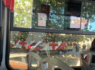 Volcamiento de camión urbano obliga al cierre de Luis Encinas y Yáñez en Hermosillo