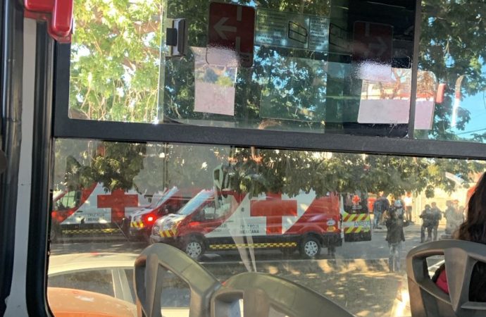 Volcamiento de camión urbano obliga al cierre de Luis Encinas y Yáñez en Hermosillo