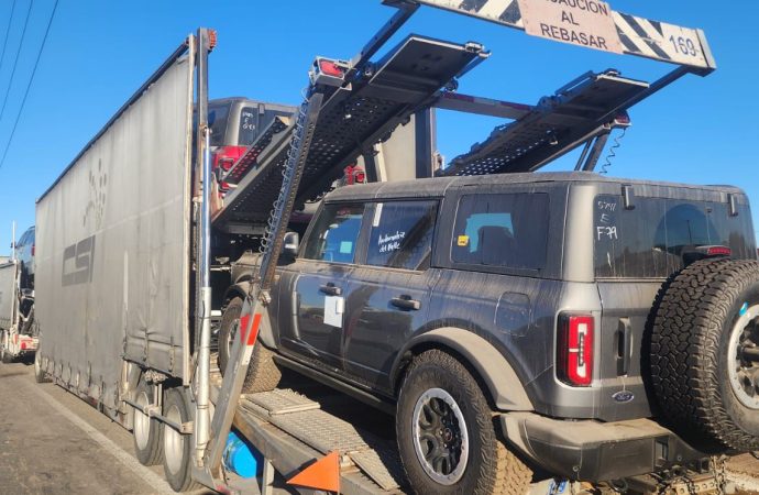 Agricultores toman dos tramos carreteros en la frontera de Sonora