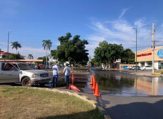 Reparan tubería principal de agua en la Náinari y Chihuahua para garantizar el suministro