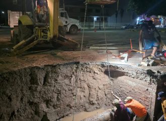 Reparan línea de agua en la calle Náinari