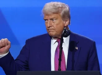 Revés para Trump: juez restaura programa que protege de la deportación a jóvenes migrantes