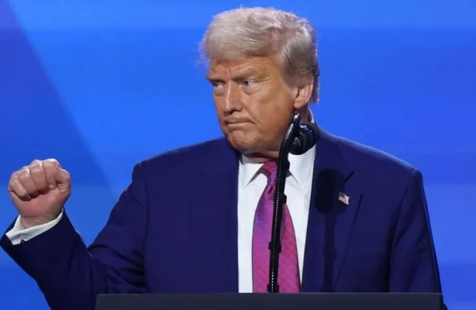 Revés para Trump: juez restaura programa que protege de la deportación a jóvenes migrantes