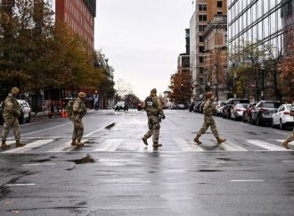 Kristi Noem afirma que sospechoso de ataque a Guardia Nacional se radicalizó tras llegar a EU