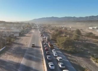 Protesta de trabajadores bloquea carretera en Nogales