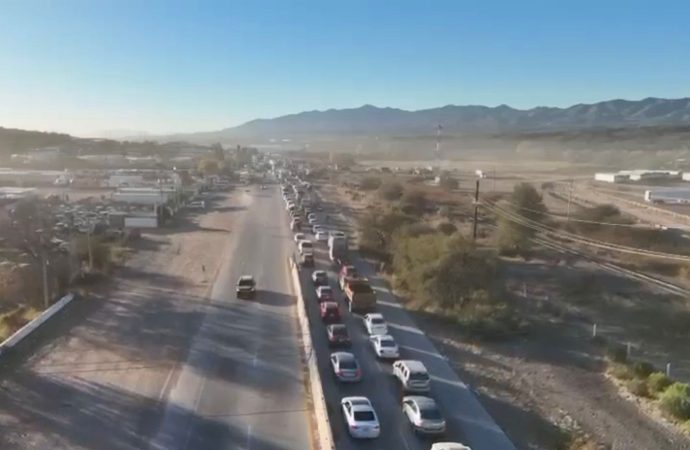 Protesta de trabajadores bloquea carretera en Nogales