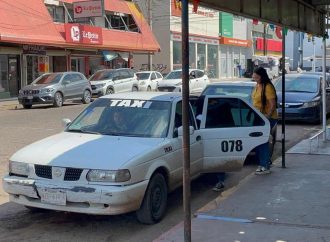 Taxistas ruleteros dialogan con autoridades municipales