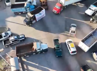 Trabajadores de proyecto ferroviario en Nogales bloquean carretera