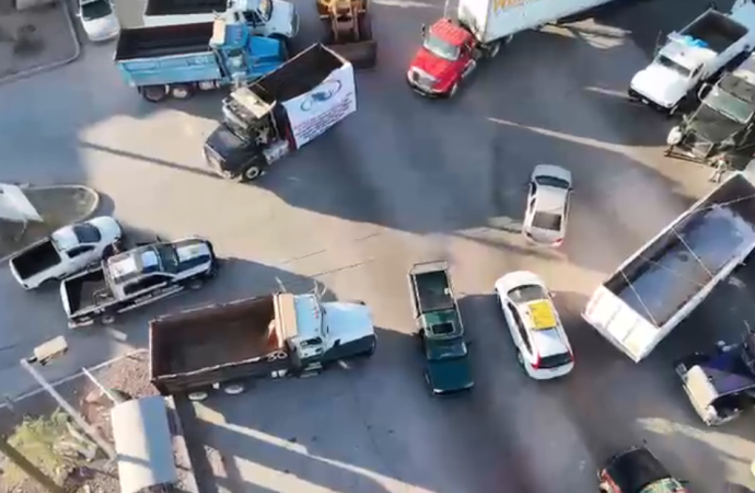 Trabajadores de proyecto ferroviario en Nogales bloquean carretera