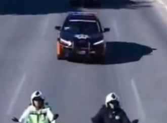 Policía de Hermosillo lleva alegría navideña a la niñez de La Cholla con entrega de juguetes