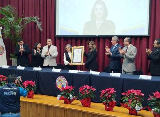 Entregan el premio a la Trayectoria y Mérito Académico 2025 de la Universidad de Sonora a la doctora María del Carmen Candia Plata