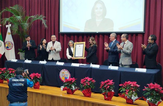 Entregan el premio a la Trayectoria y Mérito Académico 2025 de la Universidad de Sonora a la doctora María del Carmen Candia Plata