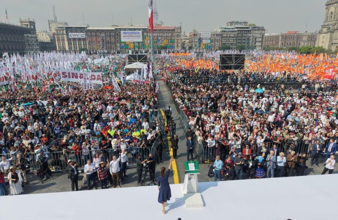 600 mil personas llenan el Zócalo para celebrar junto a Sheinbaum 7 años de la 4T