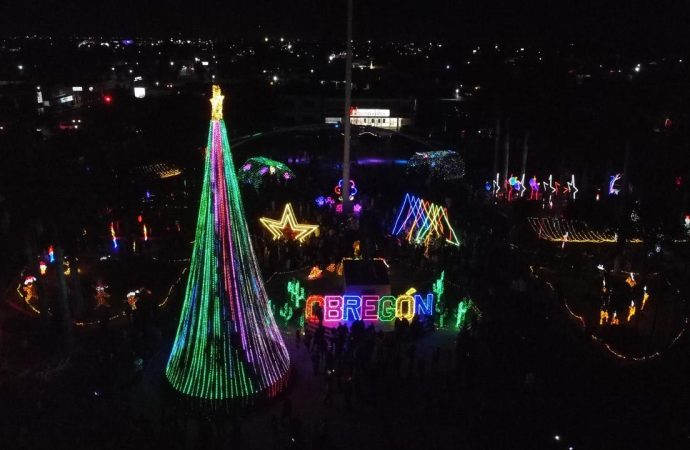 Brilla Cajeme con el encendido del árbol navideño