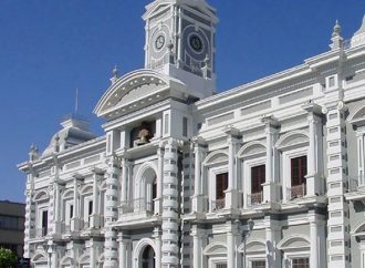 Detienen a sujeto por robar lámpara de Palacio de Gobierno