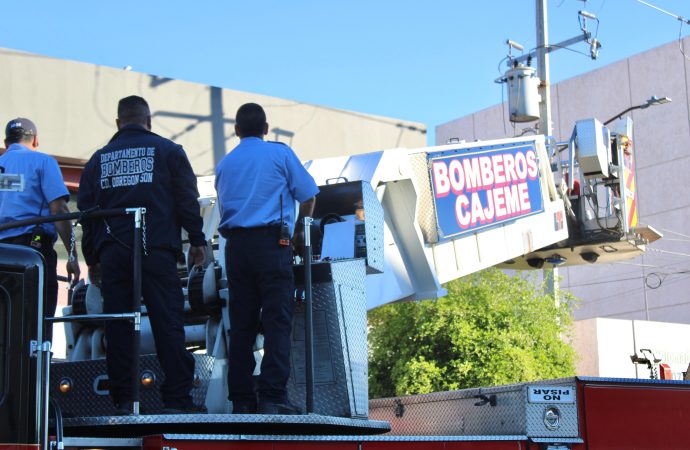 Lamarque entrega equipamiento para fortalecer a Bomberos de Cajeme