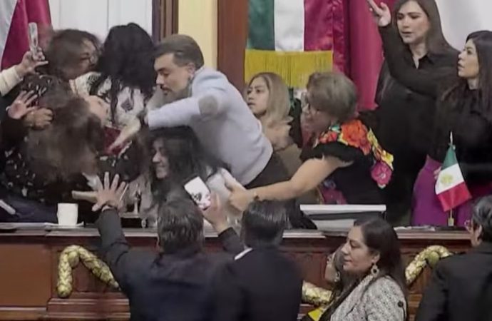 A los golpes en el Congreso CDMX: pelea entre diputados termina con lesionada y sesión reventada