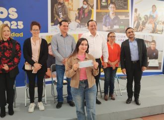 Entregan estímulos económicos a personas con discapacidad