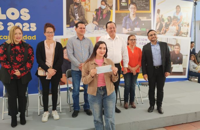 Entregan estímulos económicos a personas con discapacidad