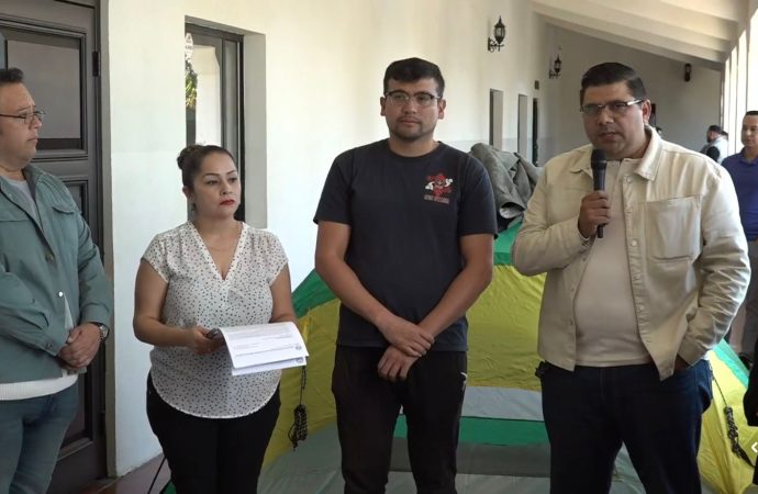 Maestro de la UNISON se declara en huelga de hambre frente a Rectoría por incumplimientos contractuales