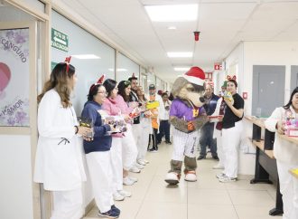 Lleva Beto Coyote juguetes y regalos al hospital de Ginecopediatría