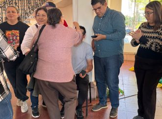 Levanta huelga de hambre maestro de la UNISON tras negociación