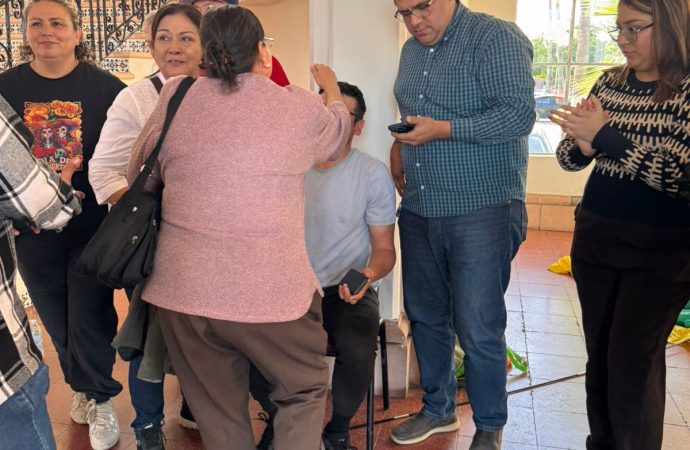 Levanta huelga de hambre maestro de la UNISON tras negociación