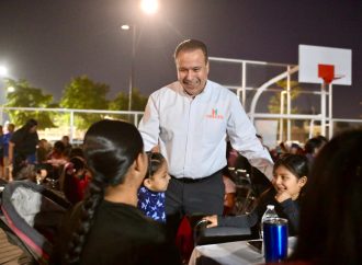 Comparte Toño Astiazarán espíritu navideño con familias de Parque Central en Posada CRECES