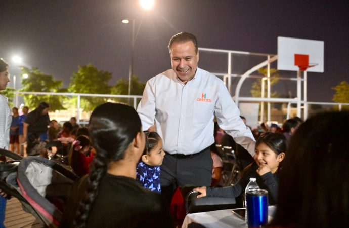 Comparte Toño Astiazarán espíritu navideño con familias de Parque Central en Posada CRECES