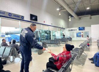 Policías orientan a viajeros en la Central de Autobuses de Hermosillo