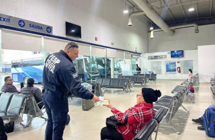 Policías orientan a viajeros en la Central de Autobuses de Hermosillo