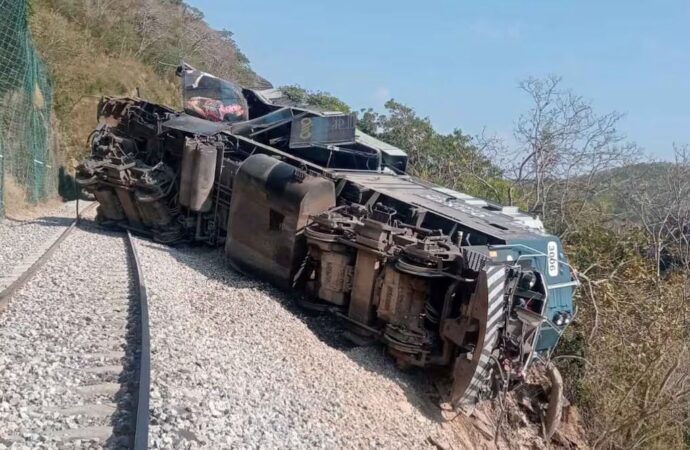 Se descarrila tren interoceánico en Oaxaca con más de 240 pasajeros