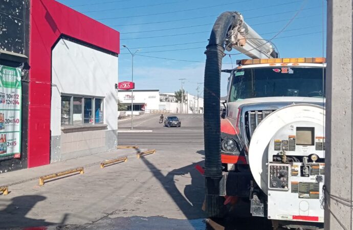 Reparan fuga que afectaba a vecinos del norte de Hermosillo