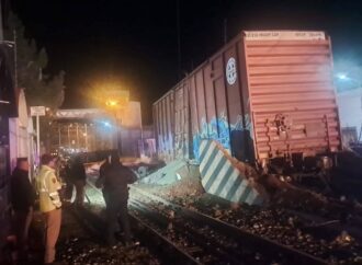 Vagón de Ferromex cargado de chícharo se estrella contra muro fronterizo en Nogales