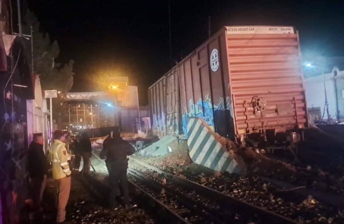 Vagón de Ferromex cargado de chícharo se estrella contra muro fronterizo en Nogales