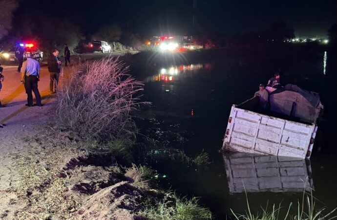 Bomberos y SSPM rescatan a padre e hijo del Canal Bajo