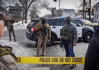 Mujer muere por disparos de agente federal en Minneapolis; protestas crecen y autoridades arremeten contra Trump