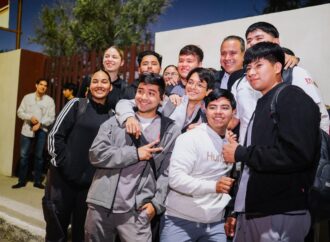 Beneficia Toño Astiazarán a estudiantes de la UniKino con tramo Camina Segura