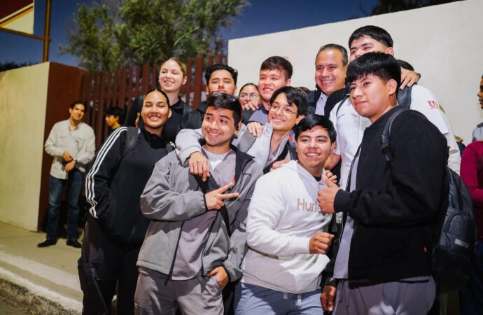 Beneficia Toño Astiazarán a estudiantes de la UniKino con tramo Camina Segura