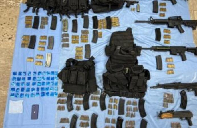 Desarticulan célula criminal en Cajeme, asegurando armas y vehículo.