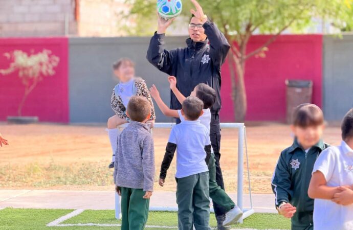 Policías estatales imparten charlas a niñas y niños de primaria