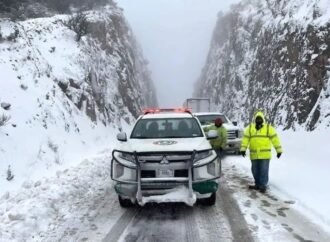 Cierran carretera a Puerto San Luis por nieve y deslaves