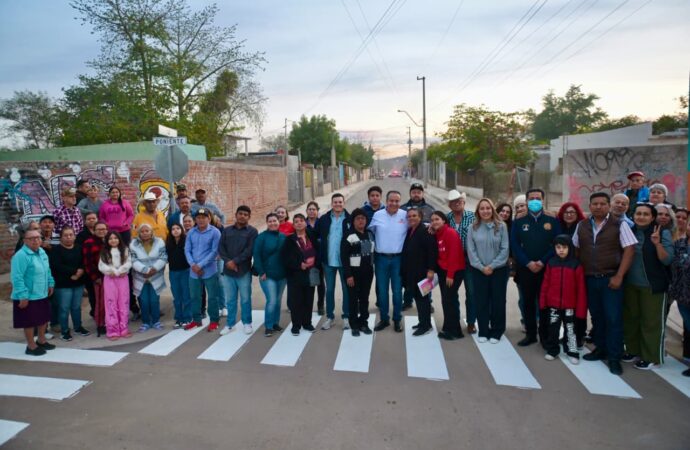 Entrega Toño Astiazarán pavimentación en Calle 12 de la colonia Nueva Esperanza