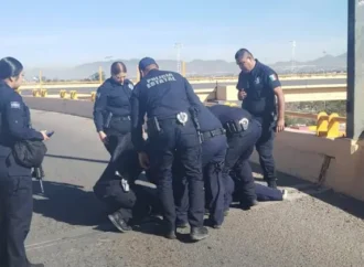 Policías estatales evitan tragedia: rescatada mujer que estaba a punto de lanzarse desde un puente en Hermosillo
