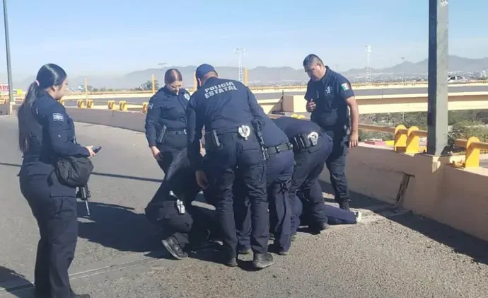 Policías estatales evitan tragedia: rescatada mujer que estaba a punto de lanzarse desde un puente en Hermosillo