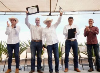 Gobernador Durazo posiciona al bacanora como bebida premium internacional con primeras certificaciones